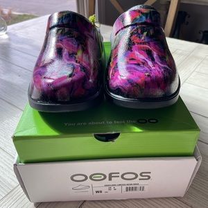 NEW IN BOX OOFOS CLOGS